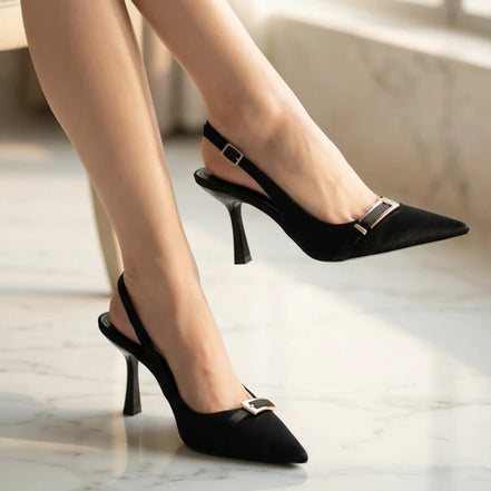 Escarpins Slingbacks Pointus – Bordeaux Satiné & Boucle Dorée