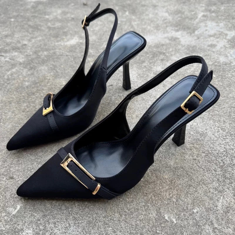 Escarpins Slingbacks Pointus – Bordeaux Satiné & Boucle Dorée
