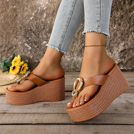 Mules Compensées "Riviera" – Camel Cuir Synthétique & Boucle Dorée