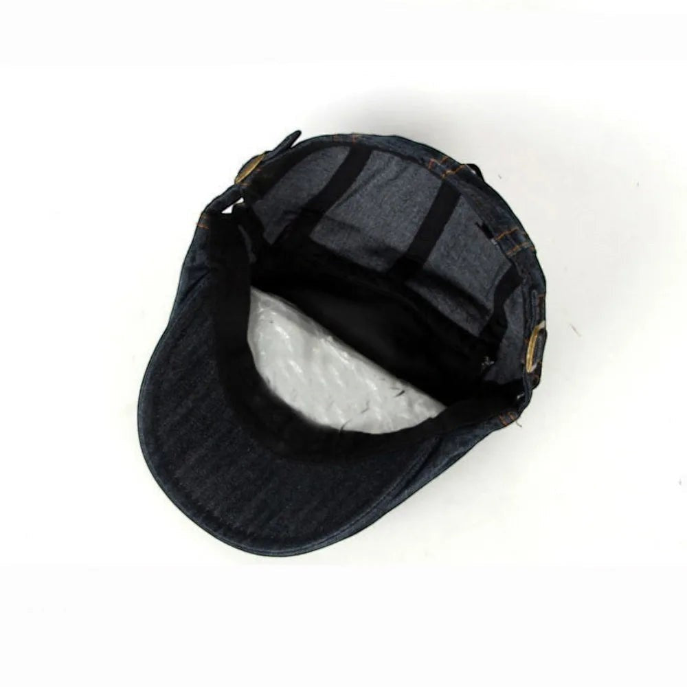 AKJ Fashion béret unisexe en denim bleu foncé, style parisien, léger et respirant, avec détails de réglage dorés.