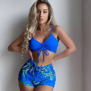 AKJ Fashion bikini bleu vif avec motif tropical, haut à lacets et short assorti, coupe flatteuse.