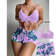AKJ Fashion bikini violet à motif floral tropical, haut à lacets et short taille haute.