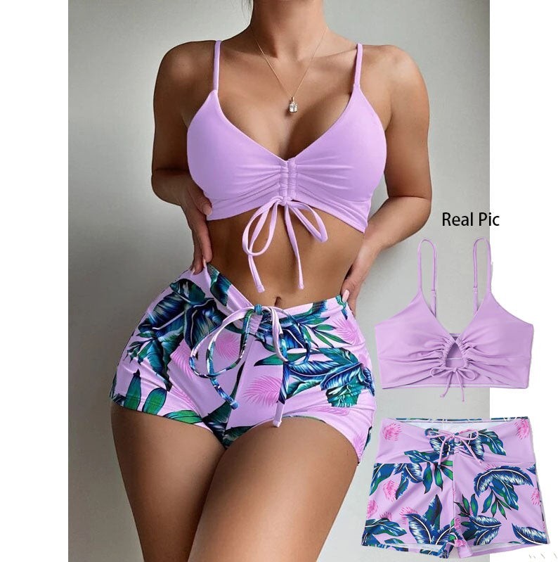 AKJ Fashion bikini violet à motif floral tropical, haut à lacets et short taille haute.