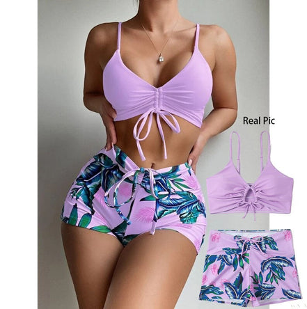 AKJ Fashion bikini violet à motif floral tropical, haut à lacets et short taille haute.