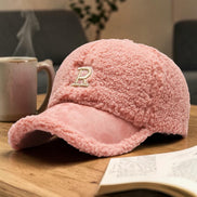 Casquette baseball AKJ Fashion rose en sherpa et suédine, broderie lettre R, ajustable pour un style vintage.