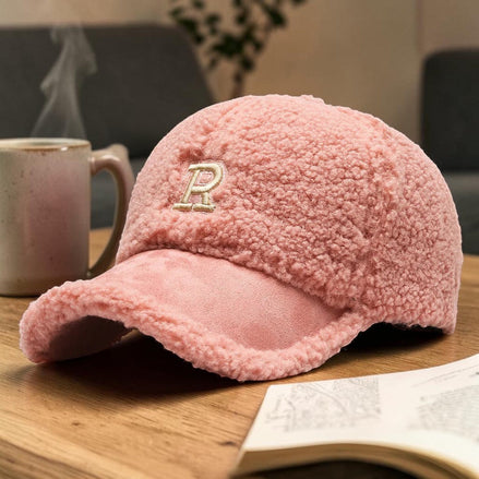Casquette baseball AKJ Fashion rose en sherpa et suédine, broderie lettre R, ajustable pour un style vintage.