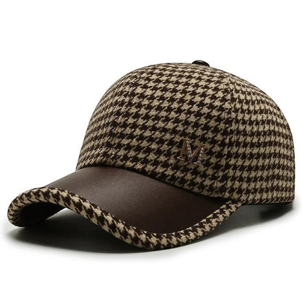 Casquette de baseball AKJ Fashion vintage marron et beige à motif pied-de-poule, visière en similicuir marron, ornée d'un logo "M" strassé.