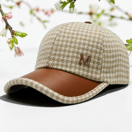 Casquette de baseball AKJ Fashion vintage beige à motif pied-de-poule, visière marron, ornée d'un M strassé.