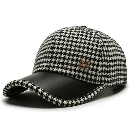 Casquette de baseball AKJ Fashion motif pied-de-poule noir et blanc, visière en similicuir noir, logo M strassé.