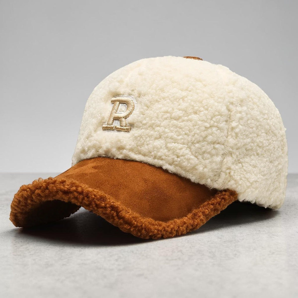 AKJ Fashion Casquette baseball en sherpa crème et daim marron avec broderie lettre R, ajustable
