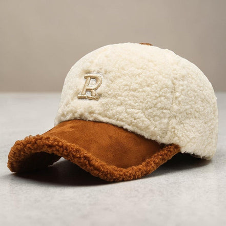 Casquette AKJ Fashion en sherpa crème et daim marron, broderie lettre R, ajustable, style vintage.
