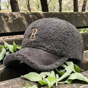 AKJ Fashion Casquette baseball grise en sherpa avec broderie lettre dorée et visière suédine, ajustable.