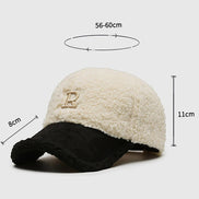 Casquette AKJ Fashion en sherpa crème et visière noire, broderie lettre R, ajustable
