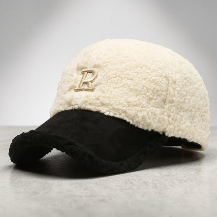 AKJ Fashion Casquette baseball en sherpa crème avec visière noire et broderie lettre R dorée, ajustable.
