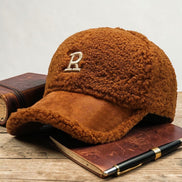 Casquette baseball AKJ Fashion marron en sherpa avec broderie lettre R, visière en suédine, ajustable