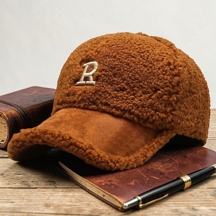 Casquette baseball AKJ Fashion marron en sherpa avec broderie lettre R, visière en suédine, ajustable