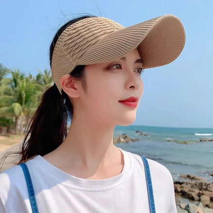 Casquette visière longue AKJ Fashion beige en maille respirante, idéale pour la protection solaire et le confort en extérieur.