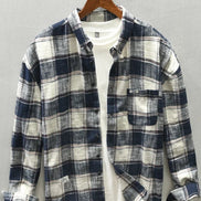Chemise AKJ Fashion à carreaux bleu marine et écru, coton brossé, col classique, poche poitrine, manches longues.