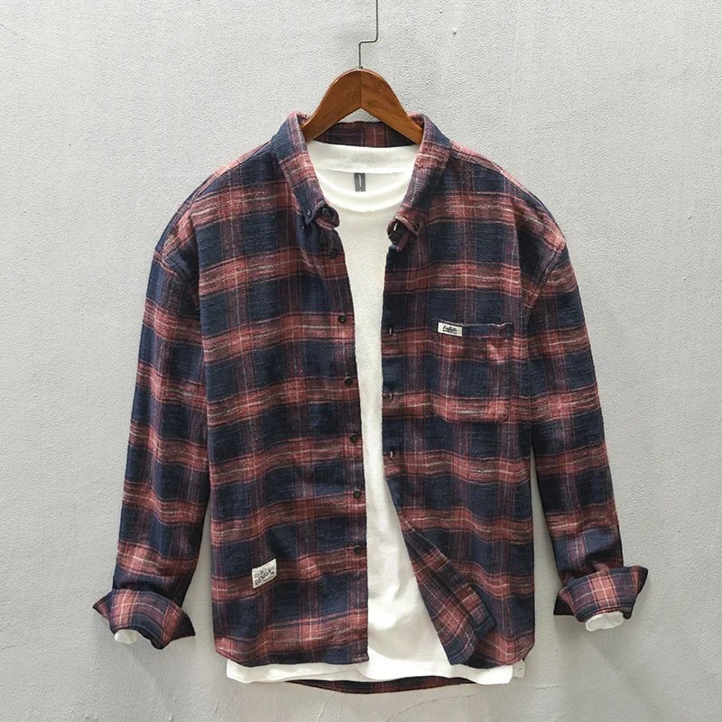 Chemise AKJ Fashion à carreaux bleu marine et écru, coton brossé doux, style workwear, col classique, poche poitrine.