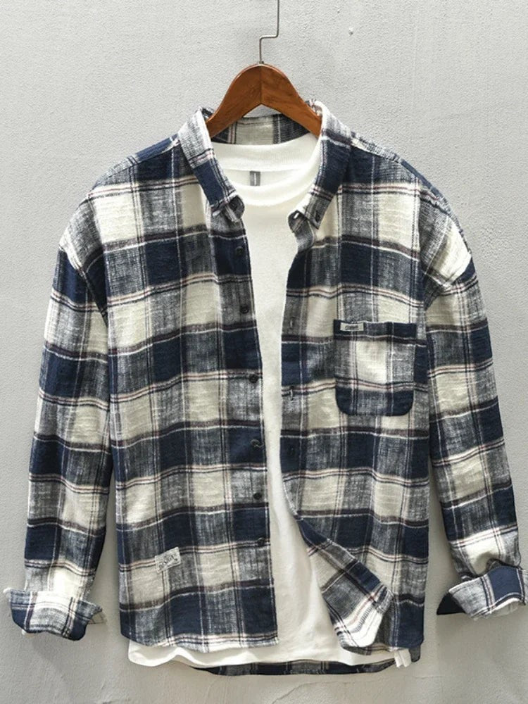 Chemise AKJ Fashion à carreaux bleu marine et écru, coton brossé doux, style workwear, col classique, poche poitrine.