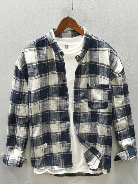 Chemise AKJ Fashion à carreaux bleu marine et écru, coton brossé doux, style workwear, col classique, poche poitrine.