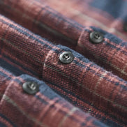 Chemise AKJ Fashion à carreaux bleu marine et écru, coton brossé doux, style workwear, col classique, poches poitrine.