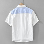 Chemise AKJ Fashion homme blanche à manches courtes, avec un empiècement bleu ciel sur le haut du dos. Popeline de coton.