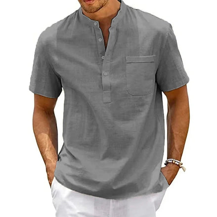 Chemise homme AKJ Fashion grise en coton et lin, manches courtes, col mao, poche poitrine, coupe décontractée.