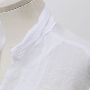 Chemisier blanc AKJ Fashion en lin léger, col boutonné, manches longues, style décontracté d'été.