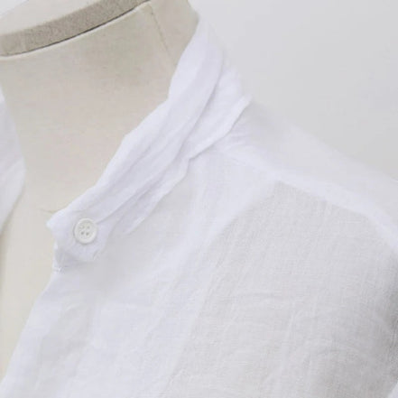 Chemisier blanc AKJ Fashion en lin léger, col boutonné, manches longues, style décontracté d'été.