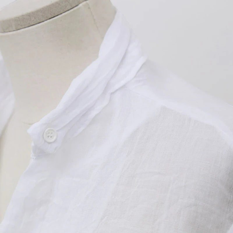 Chemisier blanc AKJ Fashion en lin léger avec col boutonnné et manches longues, style décontracté.