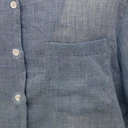 Chemisier AKJ Fashion en lin bleu clair à manches longues avec poche poitrine et boutons blancs.