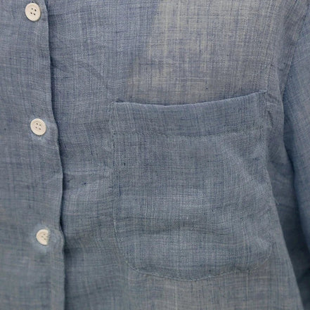 Chemisier AKJ Fashion en lin bleu clair à manches longues avec poche poitrine et boutons blancs.