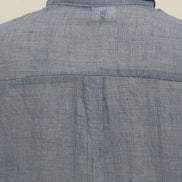 Chemisier AKJ Fashion bleu clair en lin avec col montant et détail de pli dans le dos.