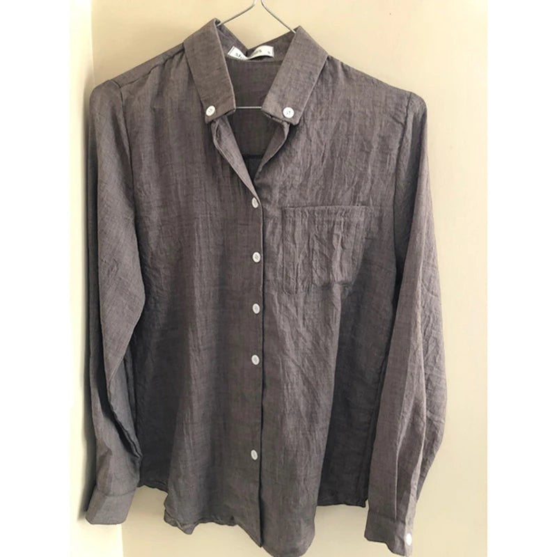 Chemisier AKJ Fashion gris foncé en lin, manches longues, col boutonnné, poche poitrine, coupe décontractée.