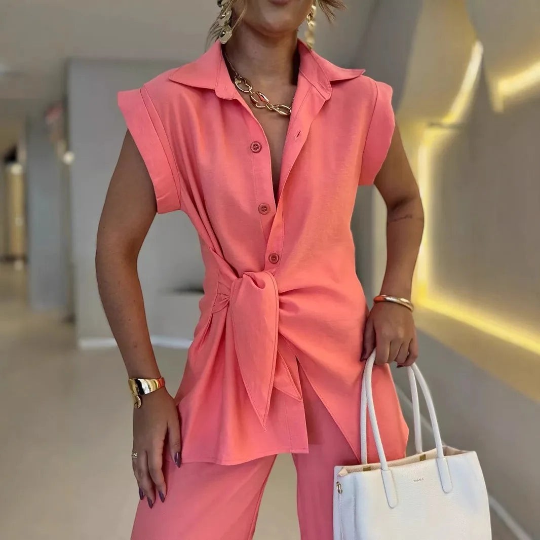 Ensemble AKJ Fashion 2 pièces corail, chemise sans manches nouée et pantalon fluide taille haute.