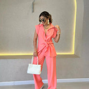AKJ Fashion - Ensemble corail fluide, chemise sans manches nouée et pantalon large taille haute, tissu léger.