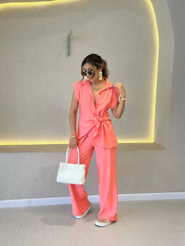 AKJ Fashion - Ensemble corail fluide, chemise sans manches nouée et pantalon large taille haute, tissu léger.