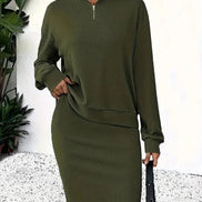 AKJ Fashion ensemble kaki en maille côtelée : sweat zippé col montant et jupe midi moulante. Confortable et chic.