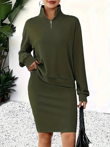 AKJ Fashion ensemble kaki en maille côtelée : sweat zippé col montant et jupe midi moulante. Confortable et chic.