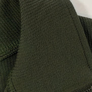 Ensemble AKJ Fashion kaki en maille côtelée : sweat col montant zippé et jupe midi moulante. Confortable et chic.