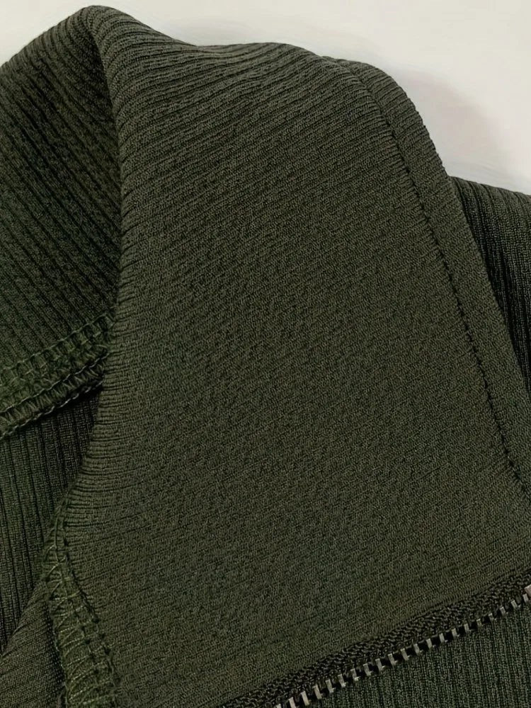 Ensemble AKJ Fashion kaki en maille côtelée : sweat col montant zippé et jupe midi moulante. Confortable et chic.