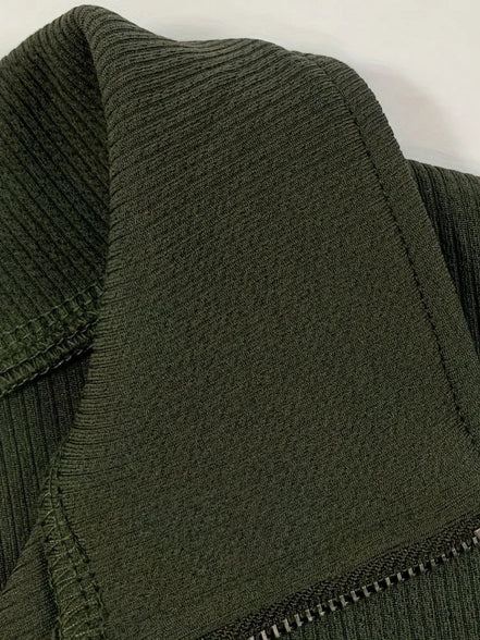 Ensemble AKJ Fashion kaki en maille côtelée : sweat col montant zippé et jupe midi moulante. Confortable et chic.