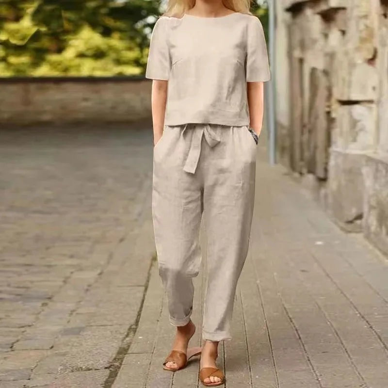 AKJ Fashion Ensemble 2 pièces beige effet lin, top droit manches courtes et pantalon taille élastiquée.