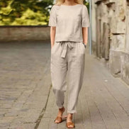 AKJ Fashion Ensemble deux pièces beige en tissu effet lin, top droit manches courtes et pantalon taille élastiquée avec ceinture à nouer.