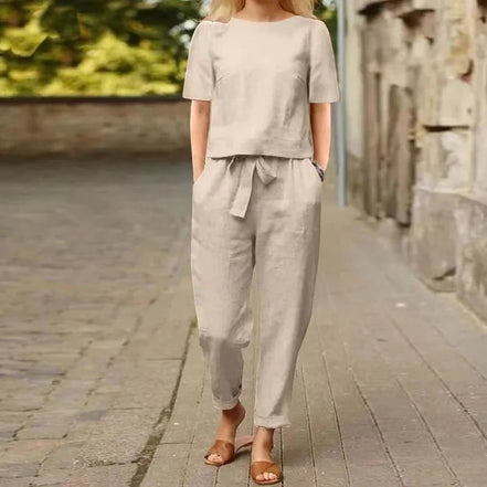 AKJ Fashion Ensemble deux pièces beige en tissu effet lin, top droit manches courtes et pantalon taille élastiquée avec ceinture à nouer.