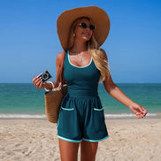 AKJ Fashion ensemble maillot de bain 2 pièces bleu canard avec short et monokini bordés de turquoise, sur fond de plage.