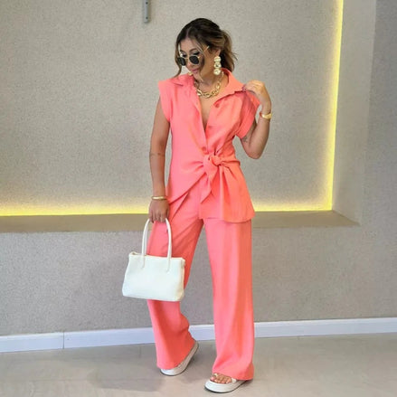 AKJ Fashion Ensemble deux pièces corail fluide: chemise sans manches nouée et pantalon large taille haute. Tissu léger.