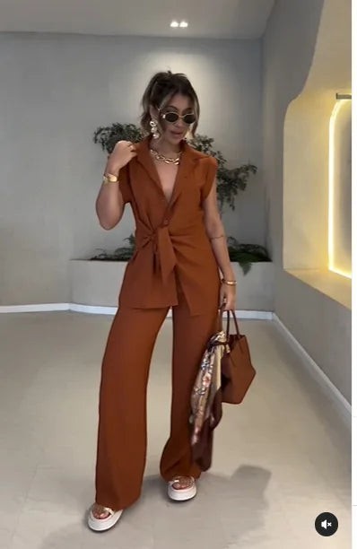 AKJ Fashion Ensemble pantalon fluide et chemise sans manches nouée marron, tissu léger, col chemise, taille haute.