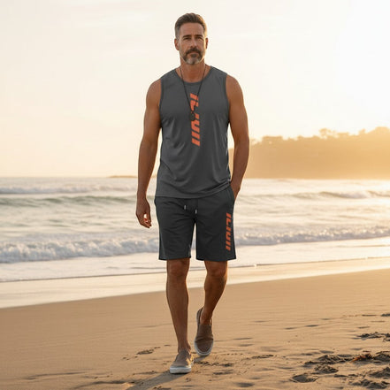 Ensemble sport AKJ Fashion homme 2 pièces gris foncé, t-shirt sans manches et short assorti avec logo orange, idéal pour l'entraînement et le quotidien.